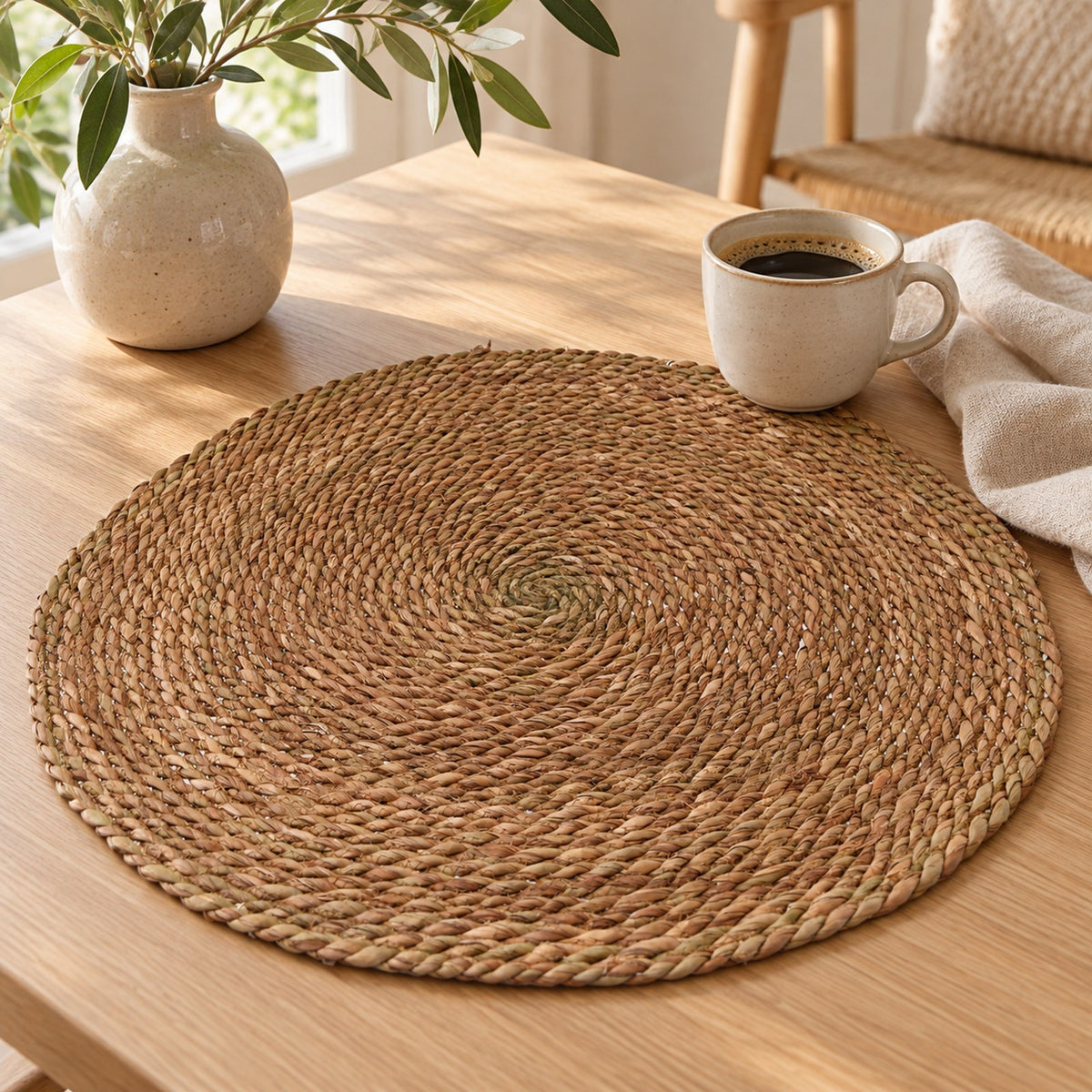 Dækkeserviet rattan Ø38 cm på bordet i nordisk stil