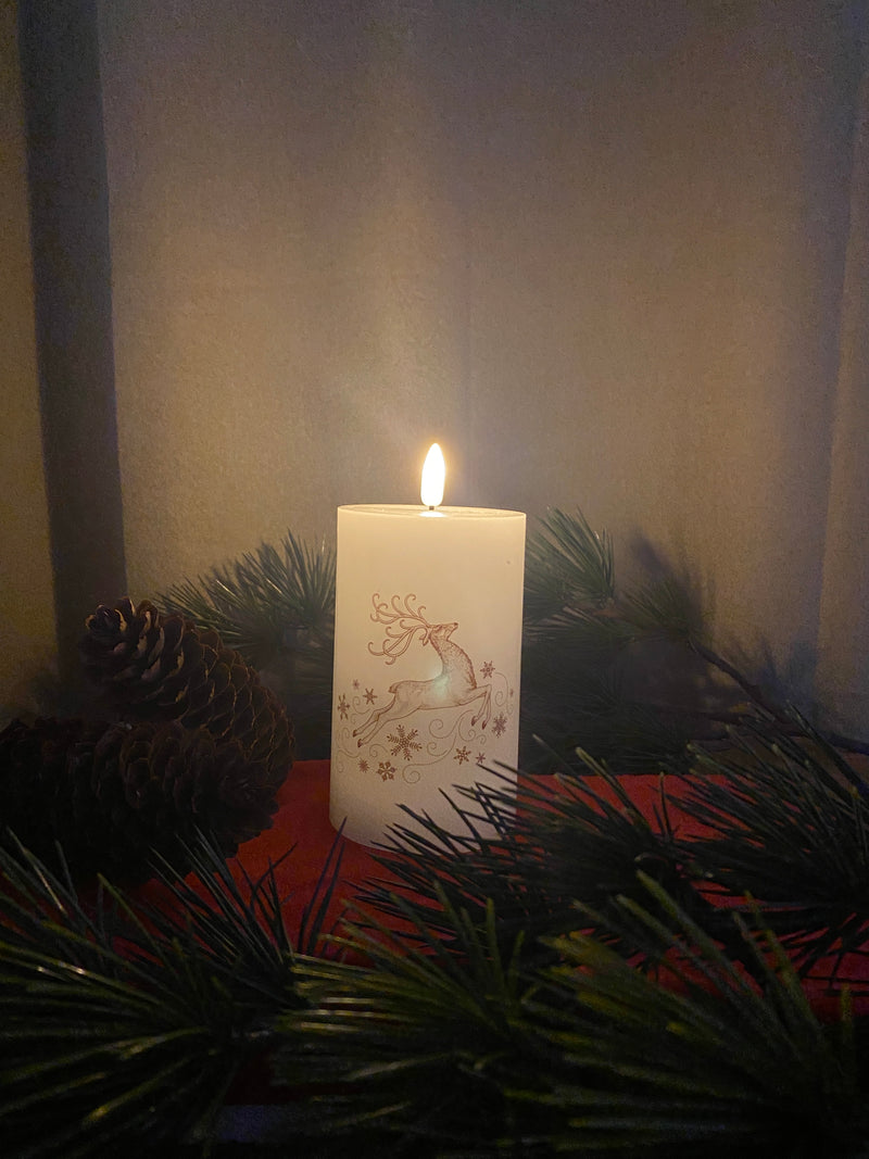 LED bloklys 1 stk. med rensdyrmotiv og 3D flamme - Creme